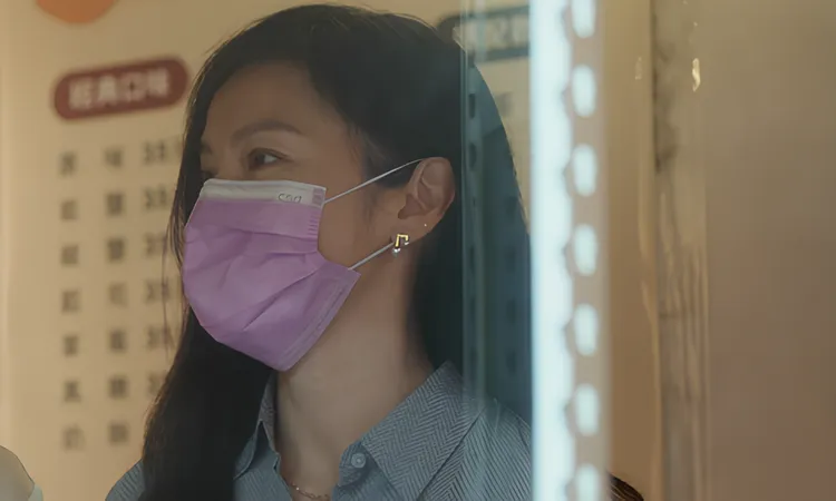 林熙蕾戴上balance note耳環。翻攝Netflix