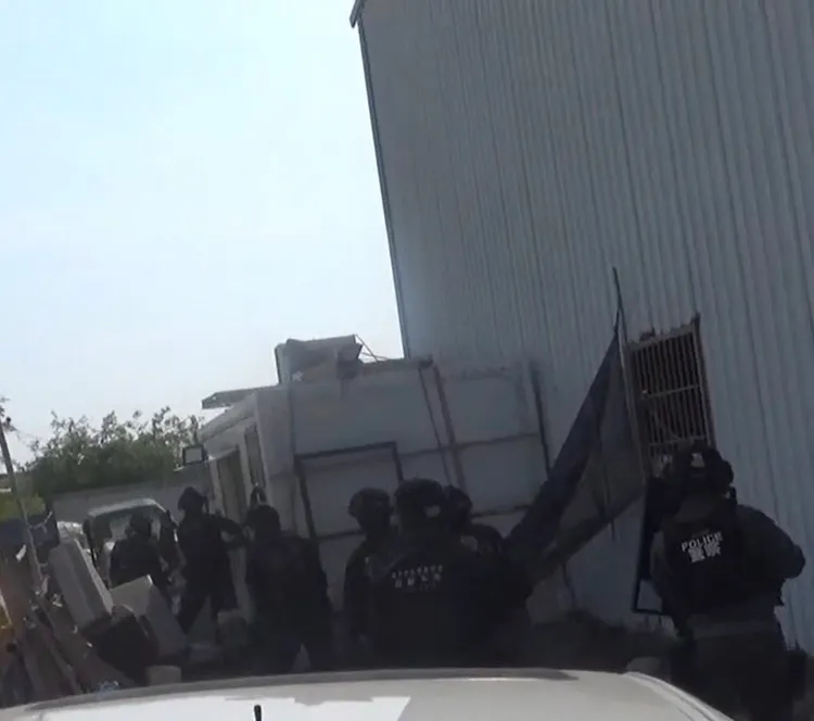 警方到許嫌改造工廠攻堅。民眾提供