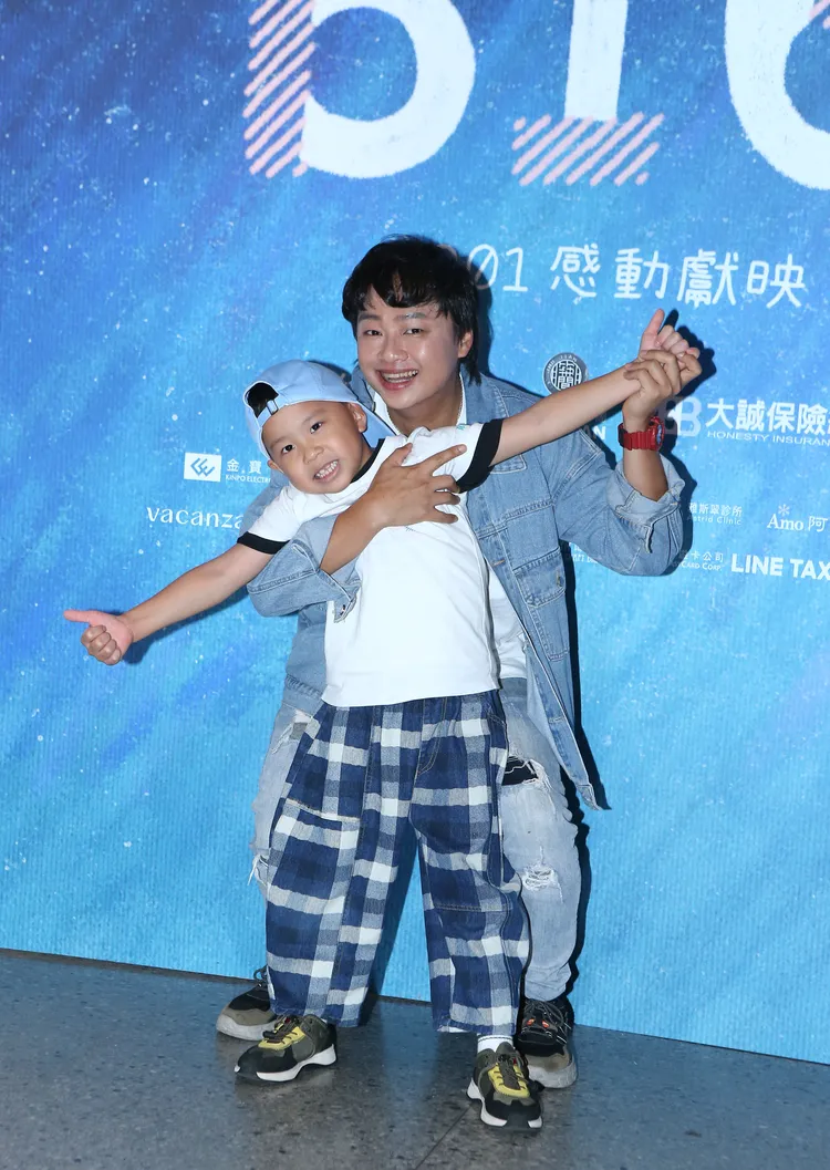 賴銘偉跟童星一同出席。娛樂中心攝