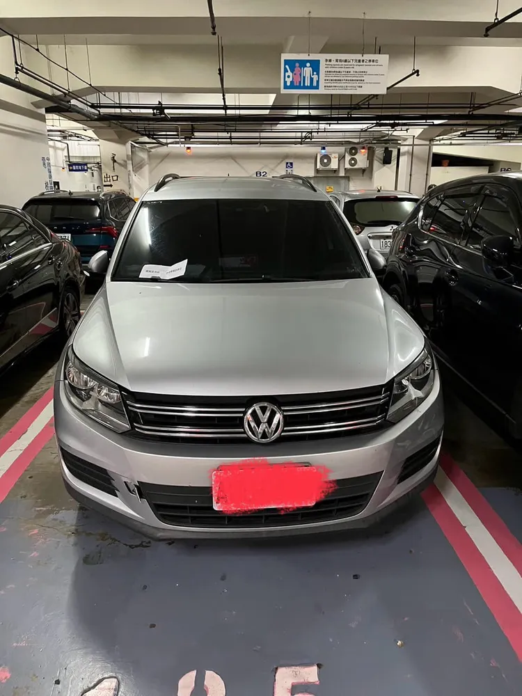 休旅車停放在婦幼停車位上，擋風玻璃貼的隔熱紙超黑，視線幾乎無法穿透。翻攝自臉書「路上觀察學院」