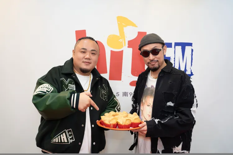 大淵（左）準備發糕，祝熱狗新專輯跟演唱會都大發、大賣。Hit Fm聯播網提供