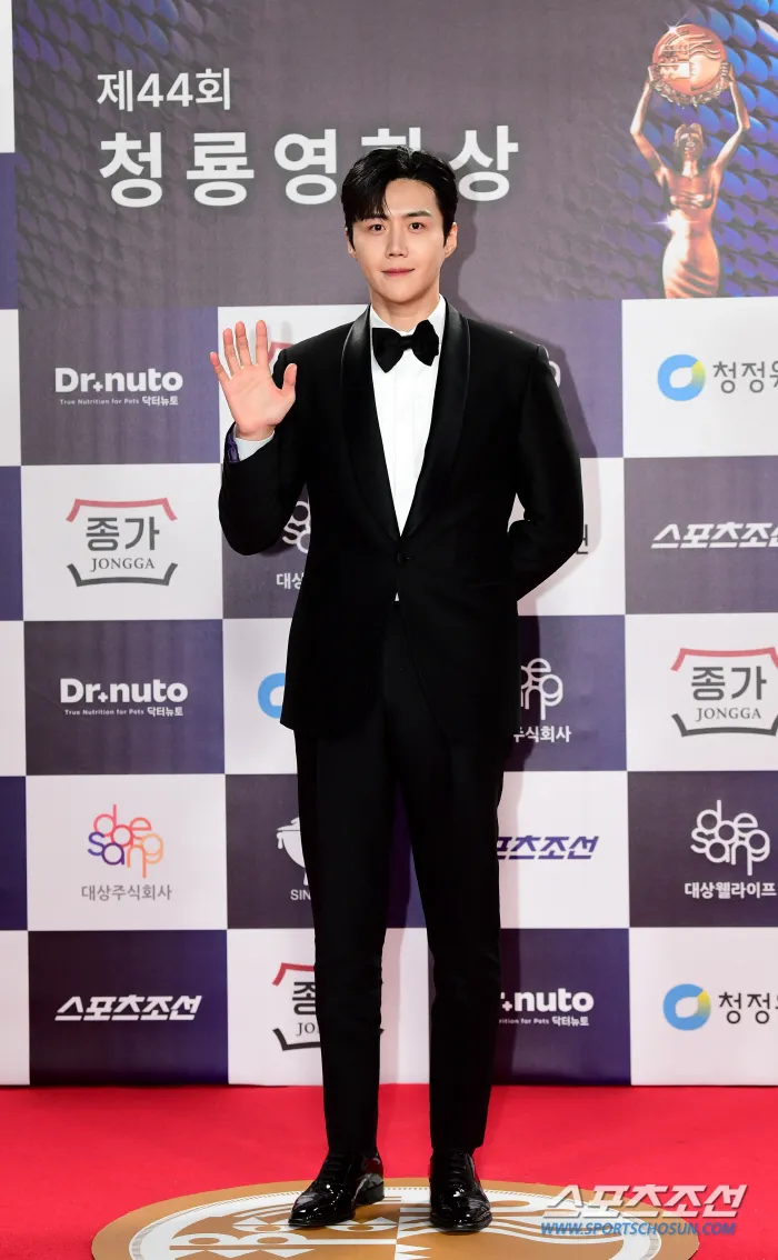 金宣虎帥氣登場，現場歡呼聲高。翻攝朝鮮體育