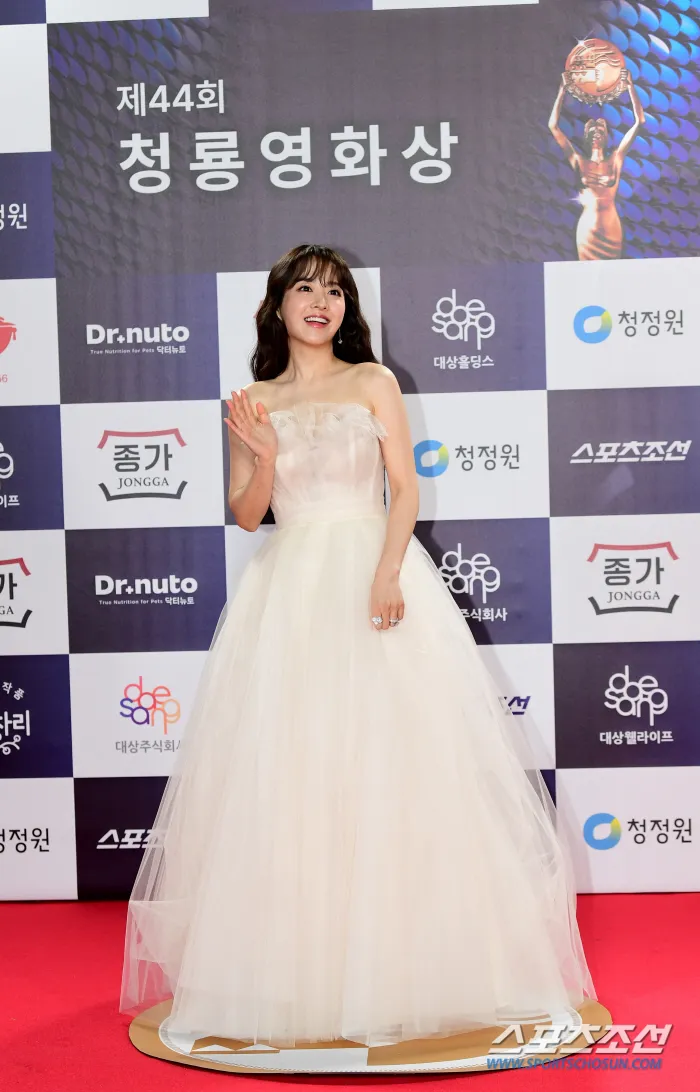 朴寶英以一襲粉色紗裙走紅毯，浪漫又性感。翻攝朝鮮體育