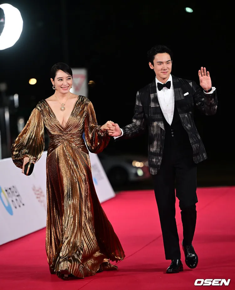金惠秀與搭檔柳演錫率先踏上紅毯，G乳霸氣外露。翻攝OSEN