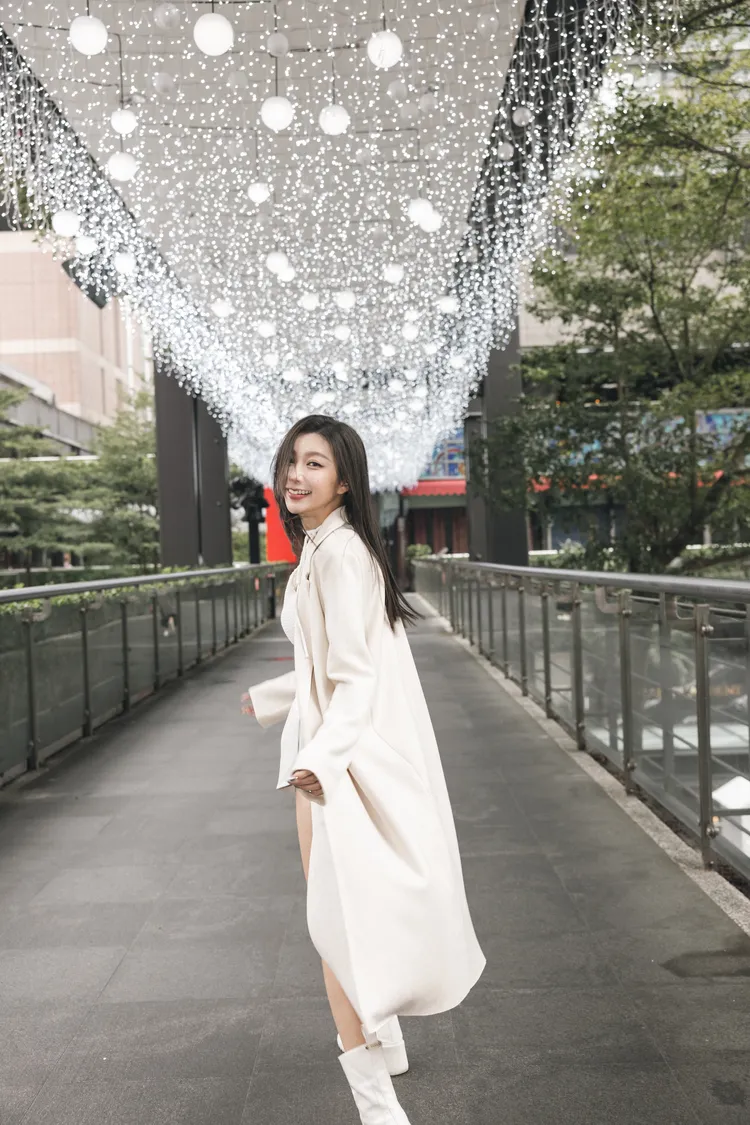 新光三越台北信義新天地A11-A9空橋光海藝廊道，置身雪白浪漫氛圍。業者提供