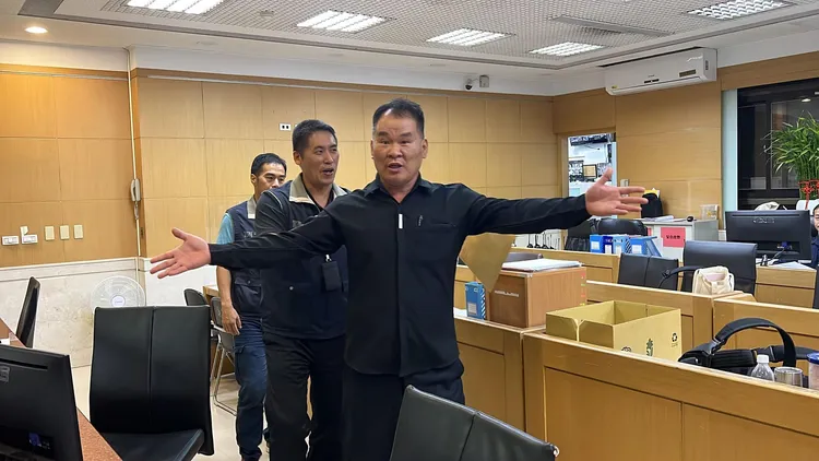 藍信祺被移送北檢時怒斥民進黨迫害。陳彩玲攝