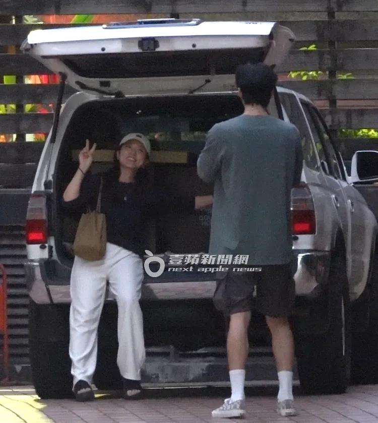 安安從經紀人模式，切換到女友身分，大剌剌坐上後車廂，讓傅孟柏幫她跟戰利品合照。特勤中心攝