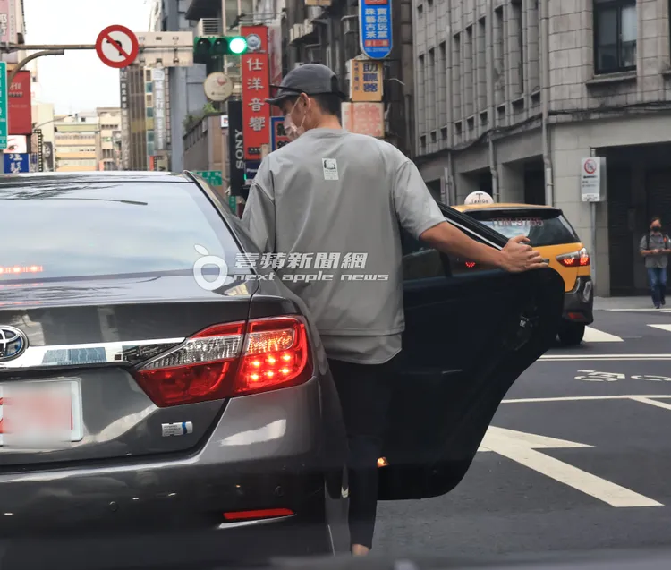 曹佑寧將金馬禮箱抱回家與女友王淨開箱，分享喜悅。特勤中心攝