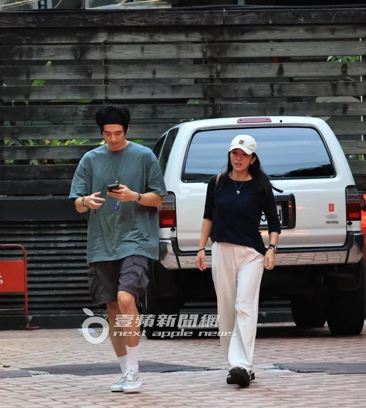 傅孟柏（左）與女友安安，開著白色Toyota中古休旅車現身金馬執委會。特勤中心攝