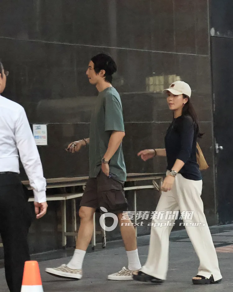 安安緊跟著傅孟柏，陪伴著他一同走進金馬執委會大樓。特勤中心攝