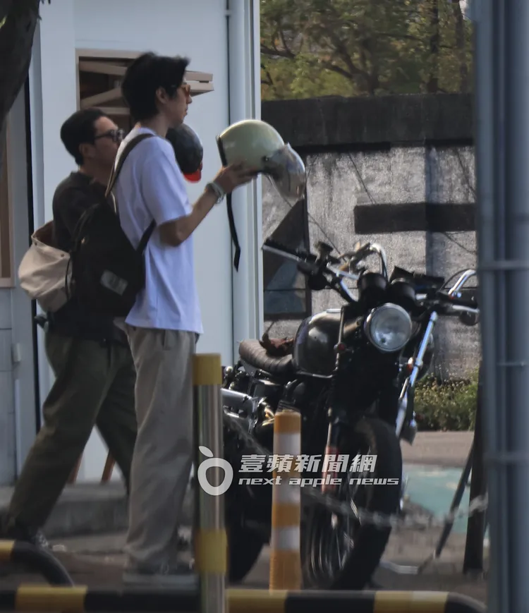 下午3點多，傅孟柏戴起3/4安全帽，再度帥氣跨上重機。特勤中心攝