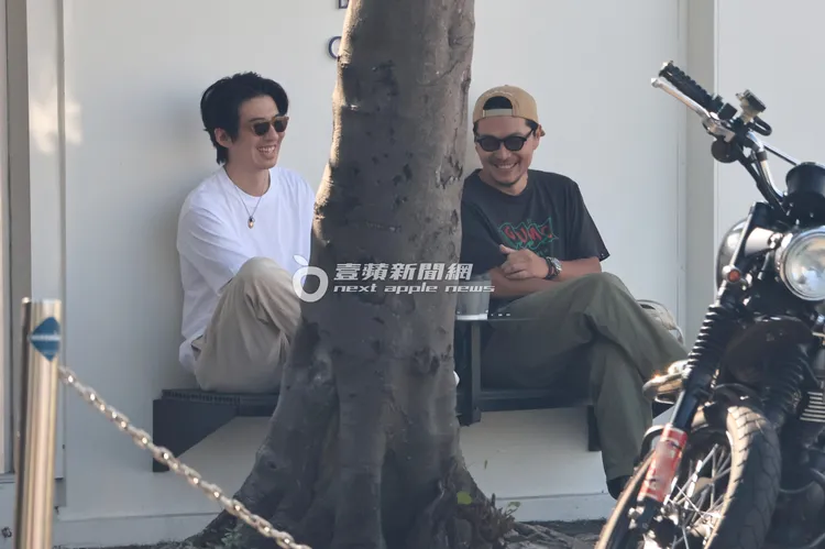 傅孟柏（左）與男友人聊到開心處，直接原地大笑。特勤中心攝