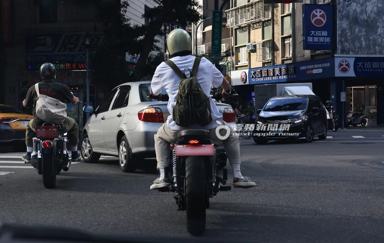 傅孟柏騎著大型重機，與男友人駛離信義區巷弄。特勤中心攝