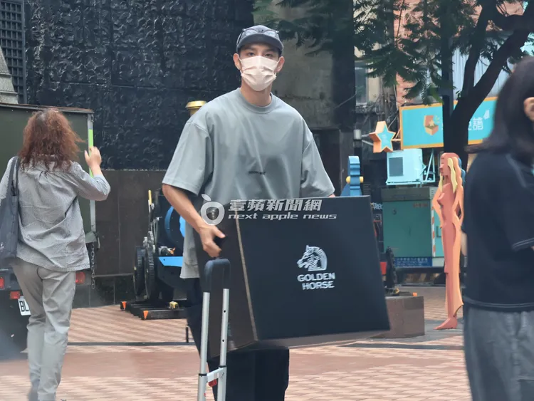 首次擔任金馬60星光大道主持人的曹佑寧，同樣現身金馬執委會樓下搬禮箱。特勤中心攝