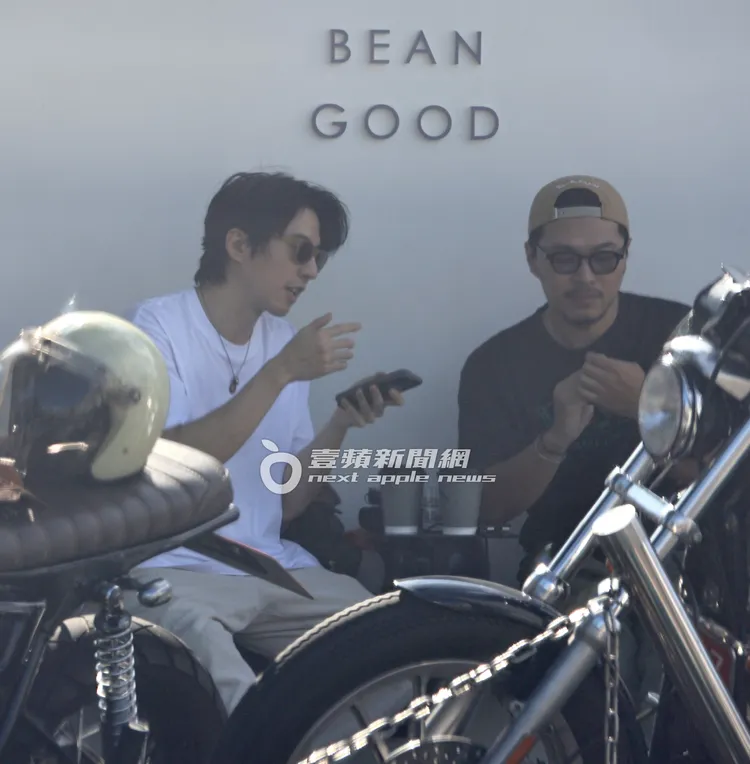 傅孟柏（左）拿著手機，和男友人聊天。特勤中心攝