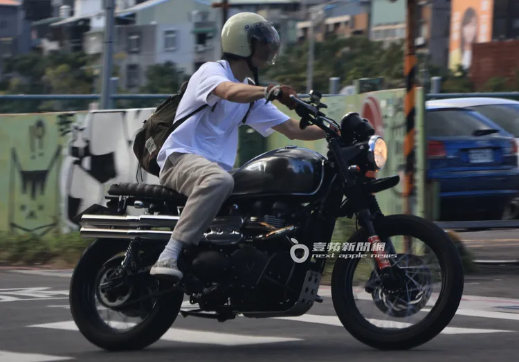 傅孟柏與男友人，1人騎著1台重機在路上奔馳，隨即消失在車陣中。特勤中心攝