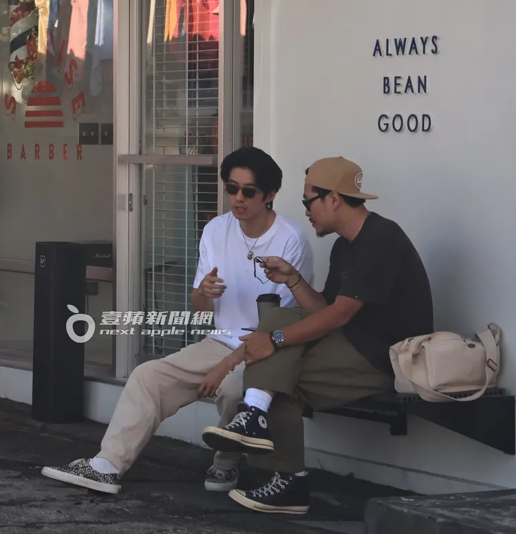 傅孟柏（左）與男友人又討論起手錶。特勤中心攝