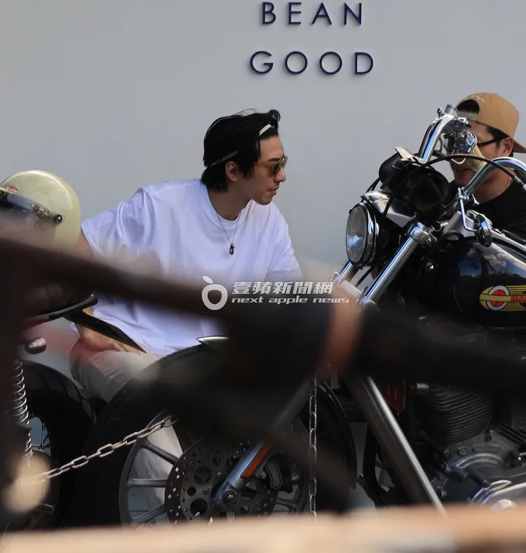 當天天氣炎熱，傅孟柏綁成運動髮帶散熱。特勤中心攝