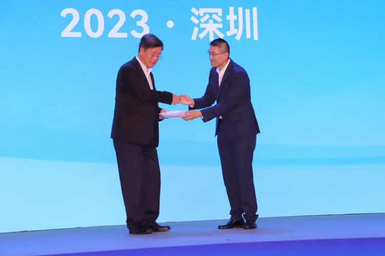 基隆市長謝國樑（右）致贈深圳市長覃偉中出自劉墉的「和平之春」瓷盤，期盼在未來雙方合作交流春暖花開。市府提供