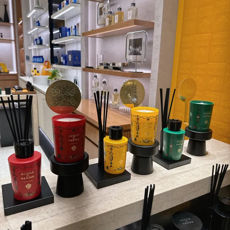 Acqua di Prama聖誕香氛蠟燭各200g／3100元、居家擴香各180ml／3800元。張家玲攝