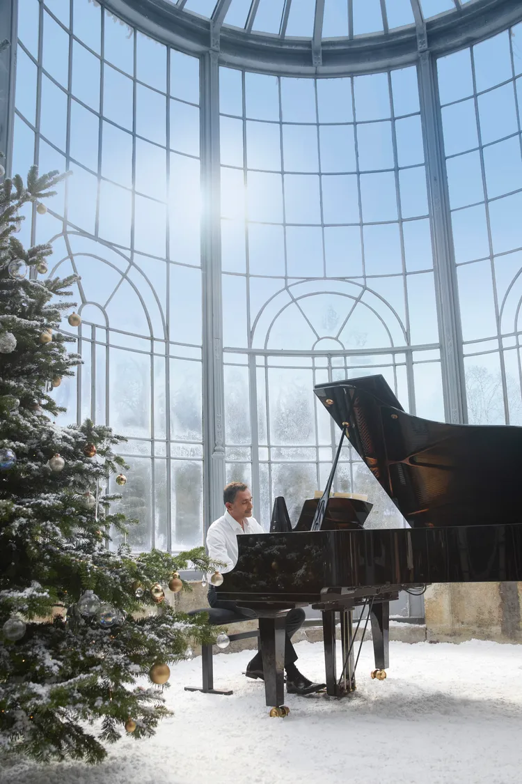 MFK今年聖誕系列靈感源自被白雪覆蓋的法式花園溫室。品牌提供