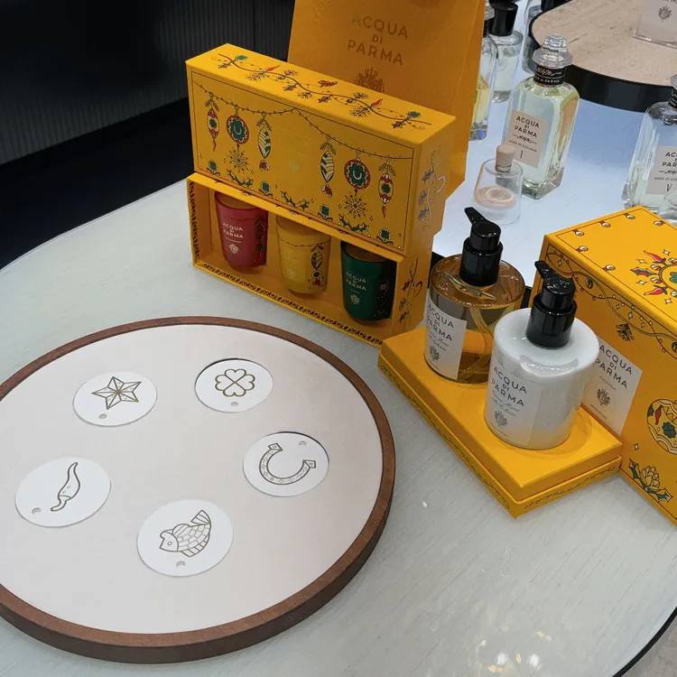 Acqua di Prama把世界上多種幸運符號融入今年度聖誕包裝中。張家玲攝