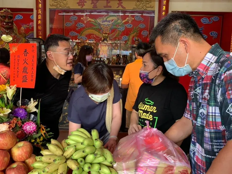 億鑫環球策略公司董事長李秉宸（左1）。翻攝台中浩天宮大庄媽臉書