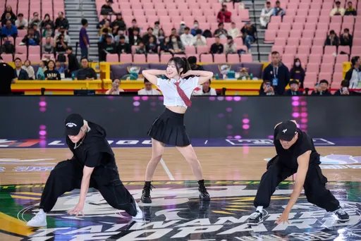 李多慧撈過界籃球場！開球方式很「韓國」　還大秀性感舞姿