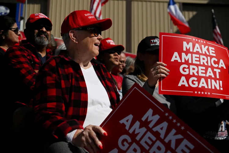 3日在休士頓參加川普造勢大會的民眾。路透社