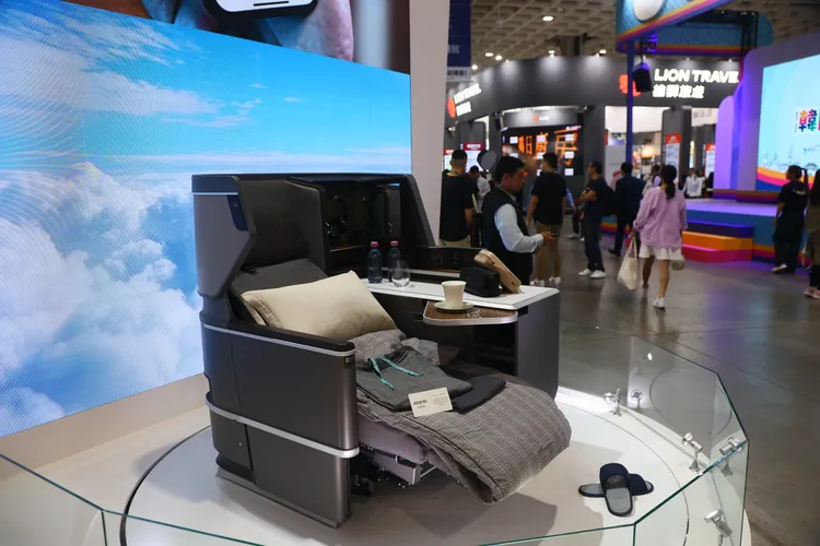 長榮航空在旅展秀出動態旋轉展示的波音787皇璽桂冠艙座椅。彭欣偉攝