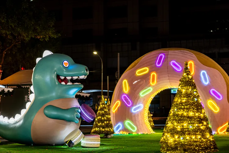 充滿童趣的站前廣場「甜點小鎮Sweets Town」燈區。觀光局提供