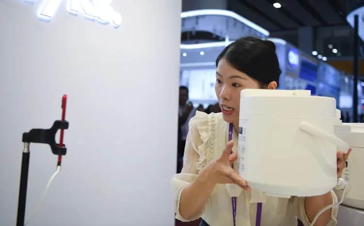 中國一直播主正賣家電。新華社