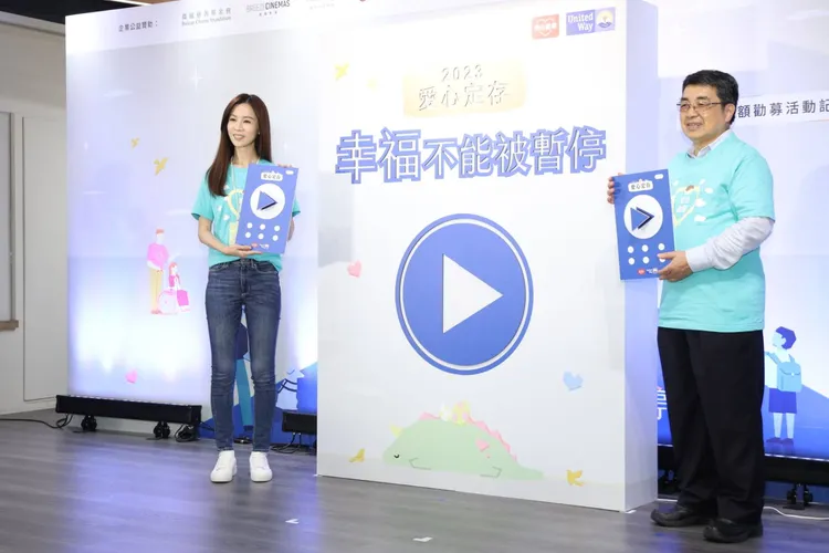 謝盈萱（左）出席公益活動。攝影中心攝