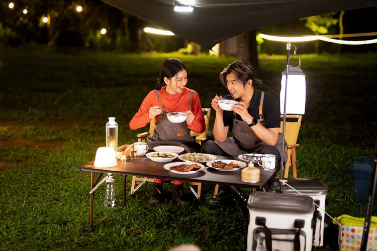 徐若瑄（左）與陳柏霖感情彷彿姊弟。灰魚影像提供