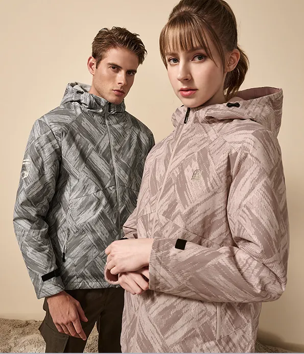 網友像發現新款國民外套一件就具備「衝鋒衣」與「蓄熱衣」雙機能，還能雙面穿。翻攝官網