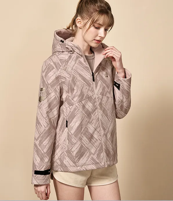 知名機能服飾品牌ONE BOY新款國民外套，一件就具備「衝鋒衣」與「蓄熱衣」雙機能，防潑水防風、又蓄熱，雙面穿一件抵兩件。翻攝官網