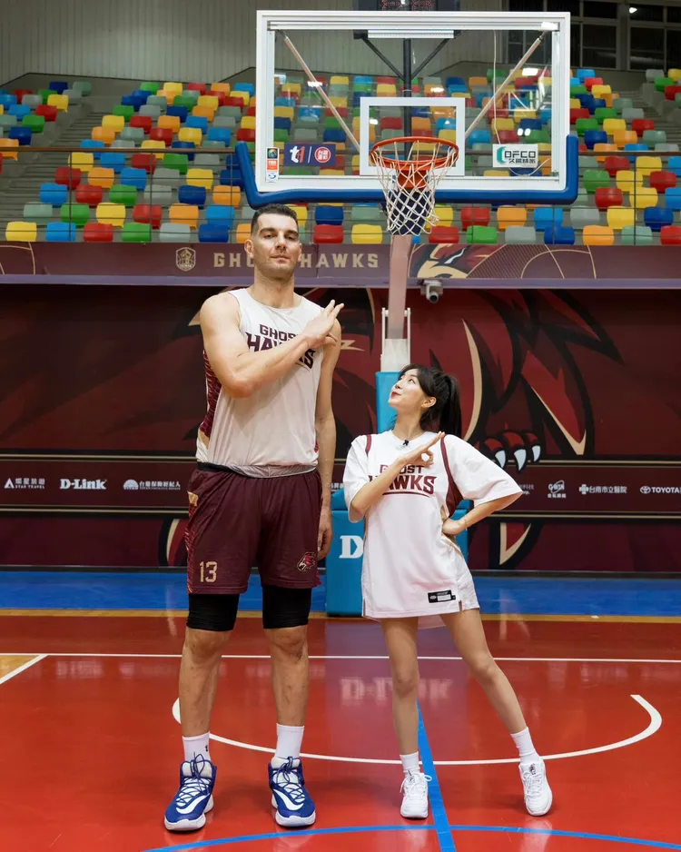 169公分高的安芝儇與230公分德古拉合照，顯得異常嬌小。翻攝自臉書「臺南台鋼獵鷹職業籃球隊Tainan TSG GhostHawks」