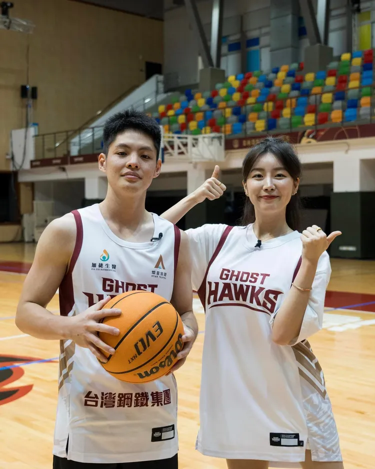 安芝儇驚喜現身探班。翻攝自臉書「臺南台鋼獵鷹職業籃球隊Tainan TSG GhostHawks」