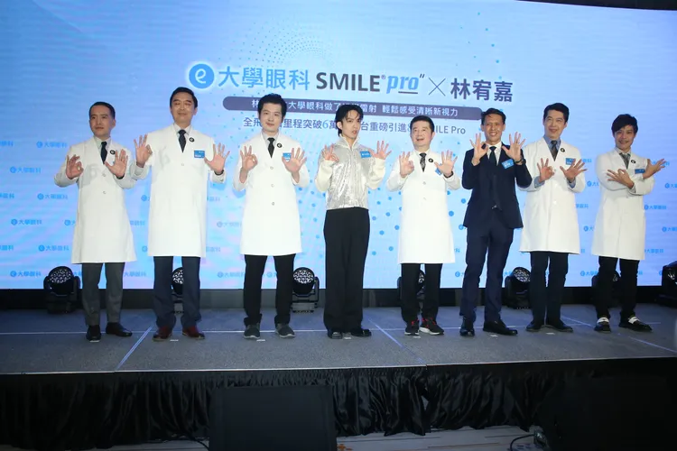 林宥嘉跟眾醫師合照。娛樂中心攝