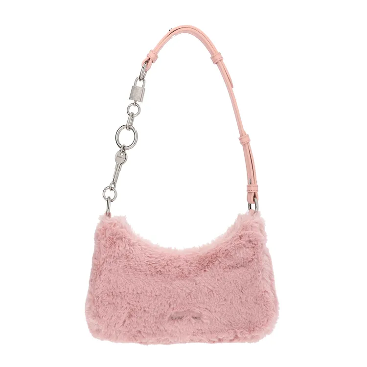 鎖鍊毛絨肩背包，2590元。品牌提供