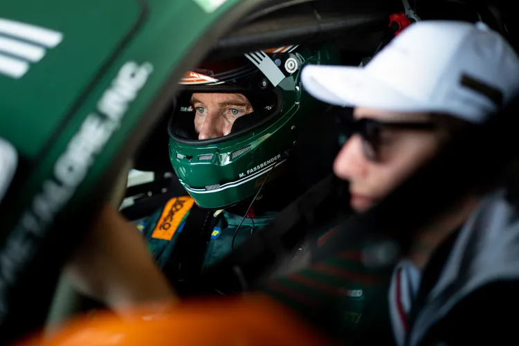 麥可法斯賓達比賽中意外地被捲入幾起混亂的事故，這對於一位滿懷壯志的業餘賽車手來說，是一個殘酷的挫折。原廠照片