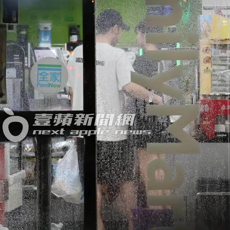 鹿希派（左）摟著女友盧鼎惠的腰撒嬌。特勤中心攝