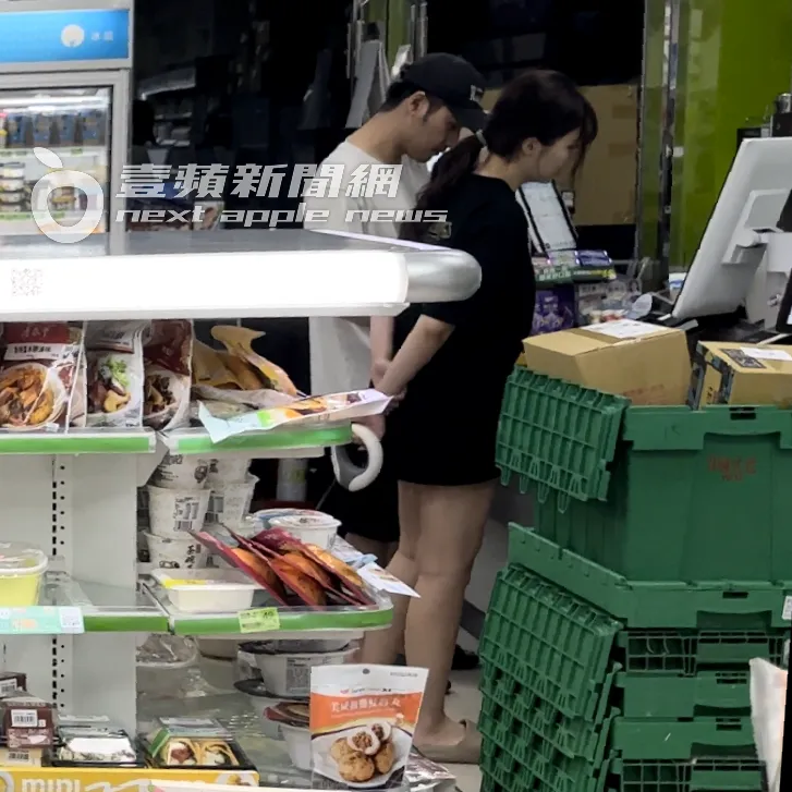 鹿希派與17直播人氣主播女友，在櫃檯等食物微波加熱。特勤中心攝