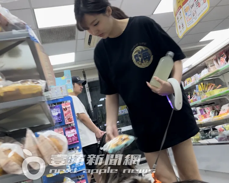 鹿希派晃過貨架區，盧鼎惠手拿蜂蜜檸檬水和麵包。特勤中心攝