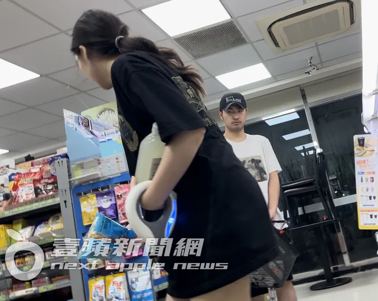 盧鼎惠（左）仔細挑選麵包商品，鹿希派則走過貨架。特勤中心攝