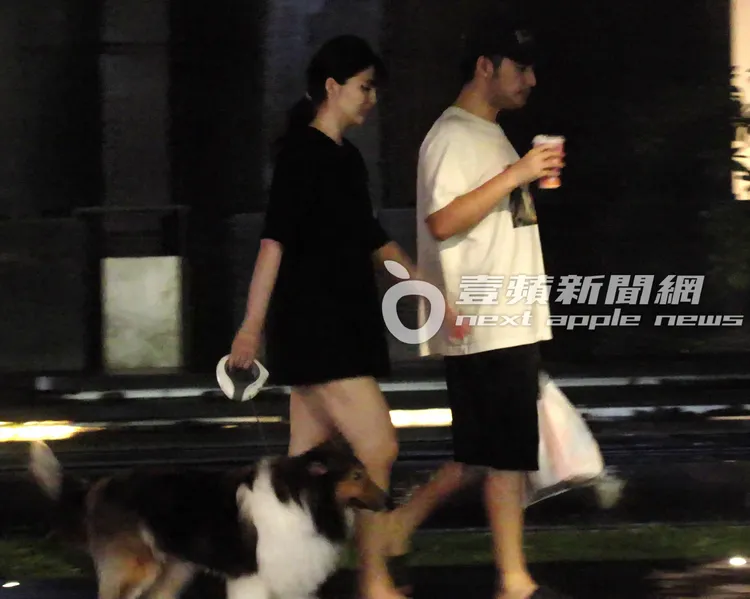 鹿希派（右）與女友盧鼎惠共喝一杯咖啡，一同返家繼續暢飲。特勤中心攝