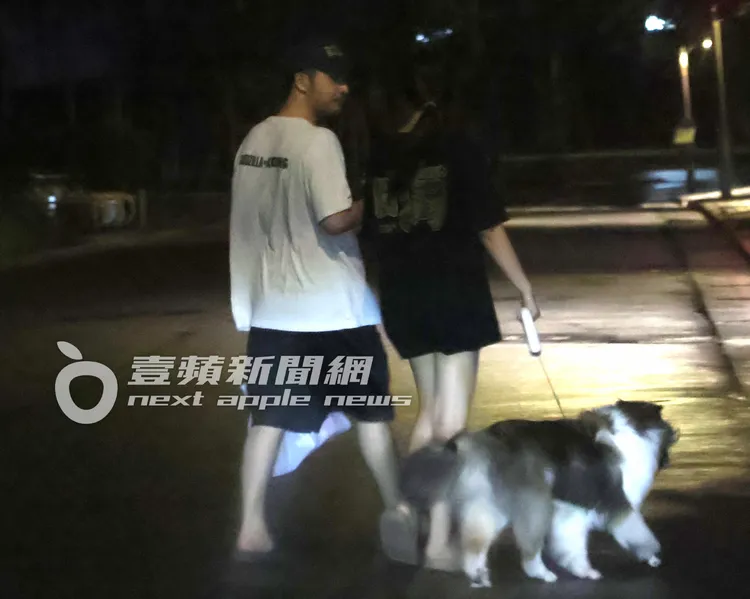 鹿希派（左）和女友盧鼎惠買完消夜一起返家。特勤中心攝