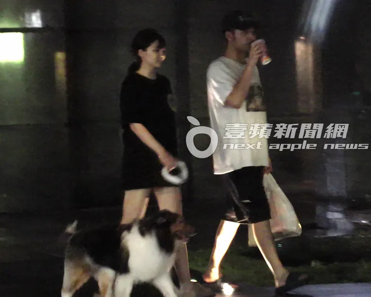 盧鼎惠（左）將手中咖啡拿給鹿希派喝。特勤中心攝