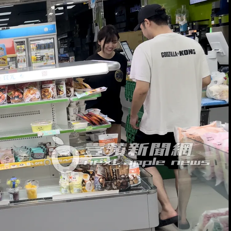 鹿希派（右）和盧鼎惠一起挑選熟食。特勤中心攝