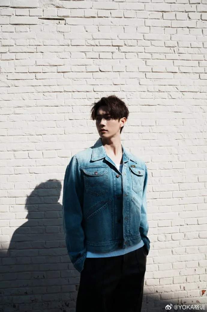 許凱擺出略帶憂鬱的表情。翻攝YOKA格调微博